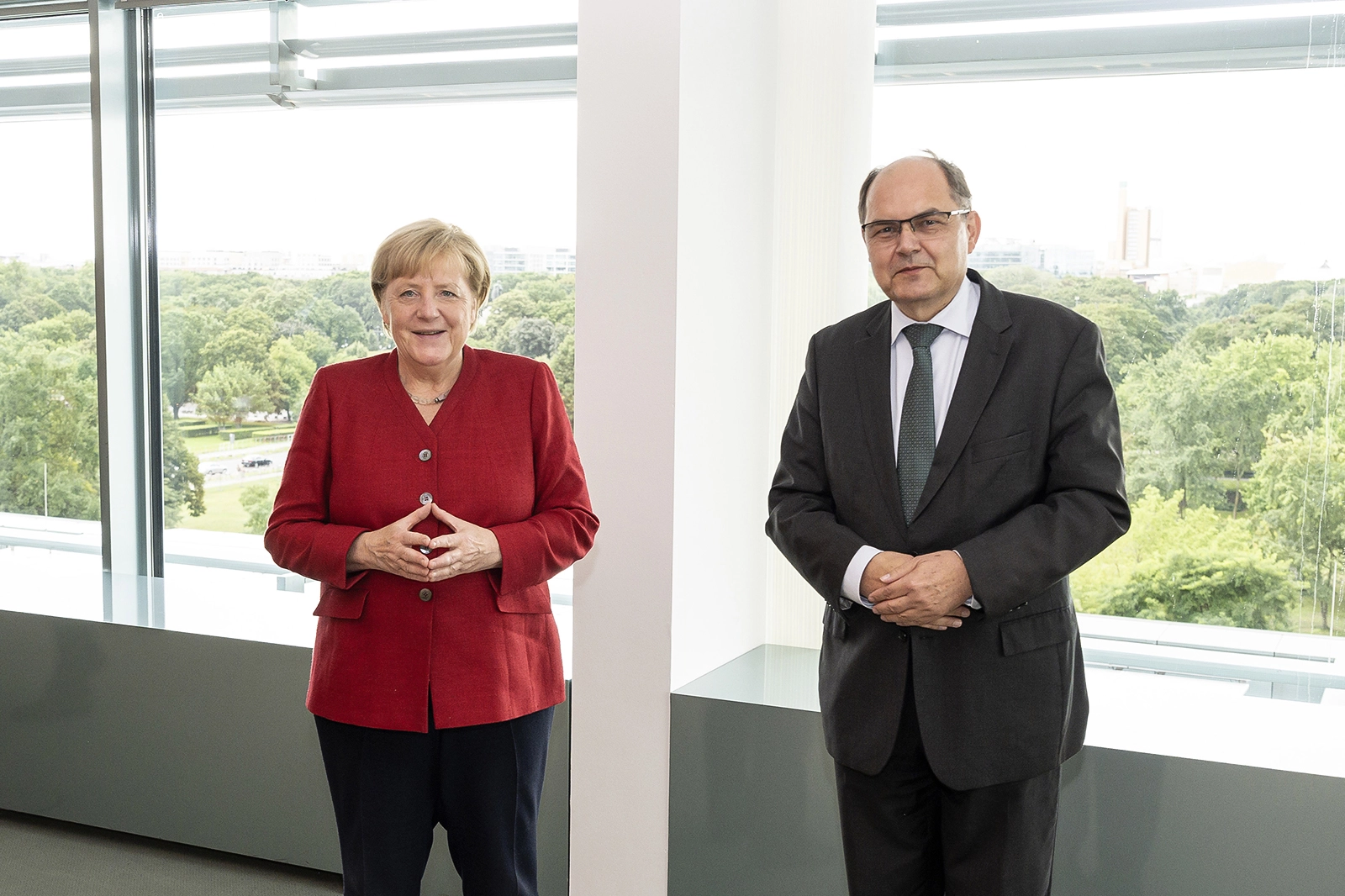 Chancellor Merkel ensures full support  for High Representative Schmidt