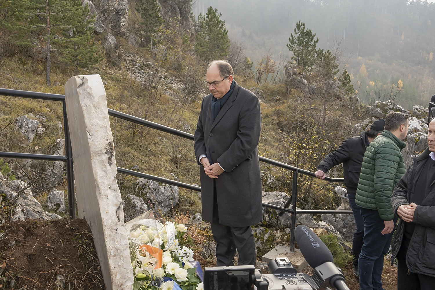 HR Schmidt pays respect to slain Sarajevo citizens