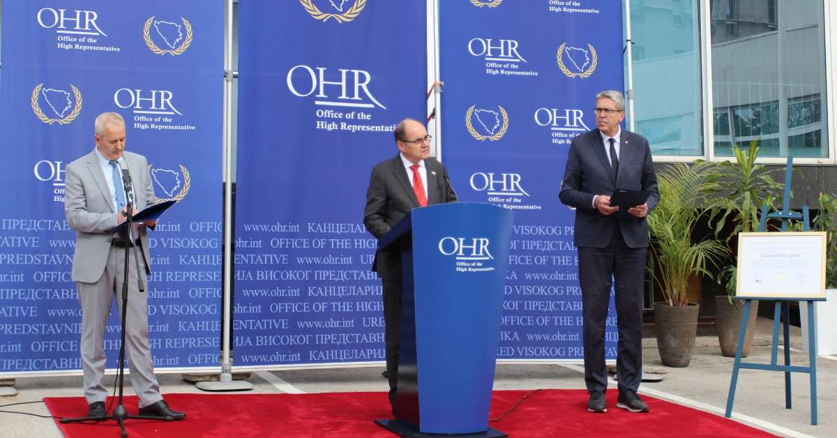 HR Schmidt and Sarajevo Mayor Avdić ceremonially reveal Dayton Square plaque