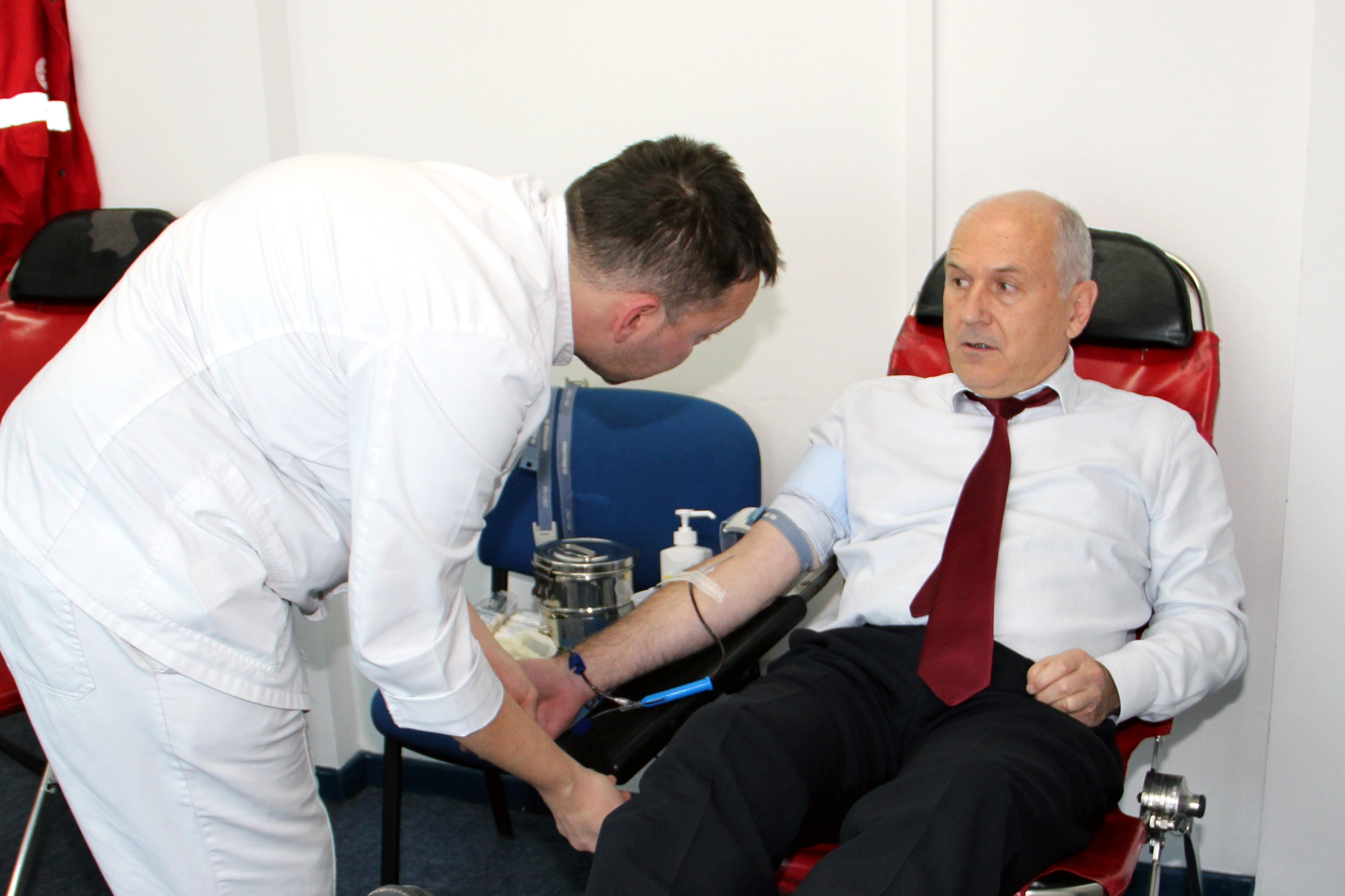 High Representative donates blood